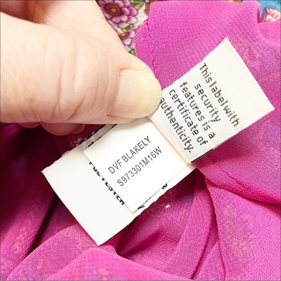 Diane von Furstenberg 100% silk Blakely Sleeveless Blouse 4 top button floral - Picture 8 of 13